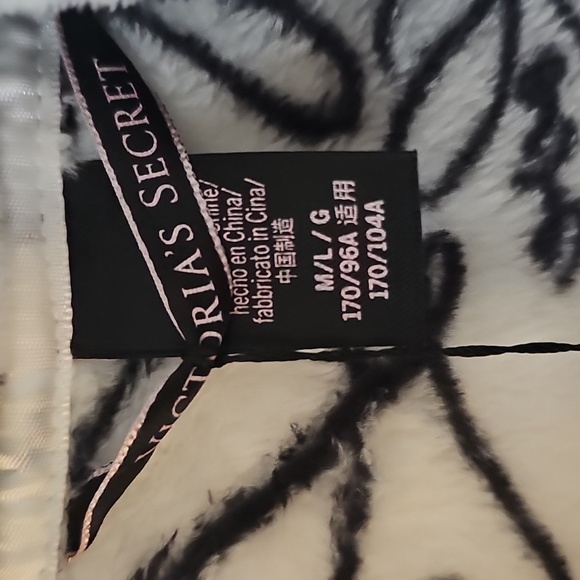 Victoria's Secret Pink Women's Plush Black/White Love Print Robe - Picture 2 of 7